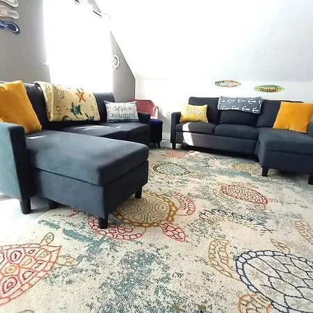 Sea La Vie Cozy Beach Home On 500 Block, Walk To Beach Only Half Mile Away, Sleeps 6